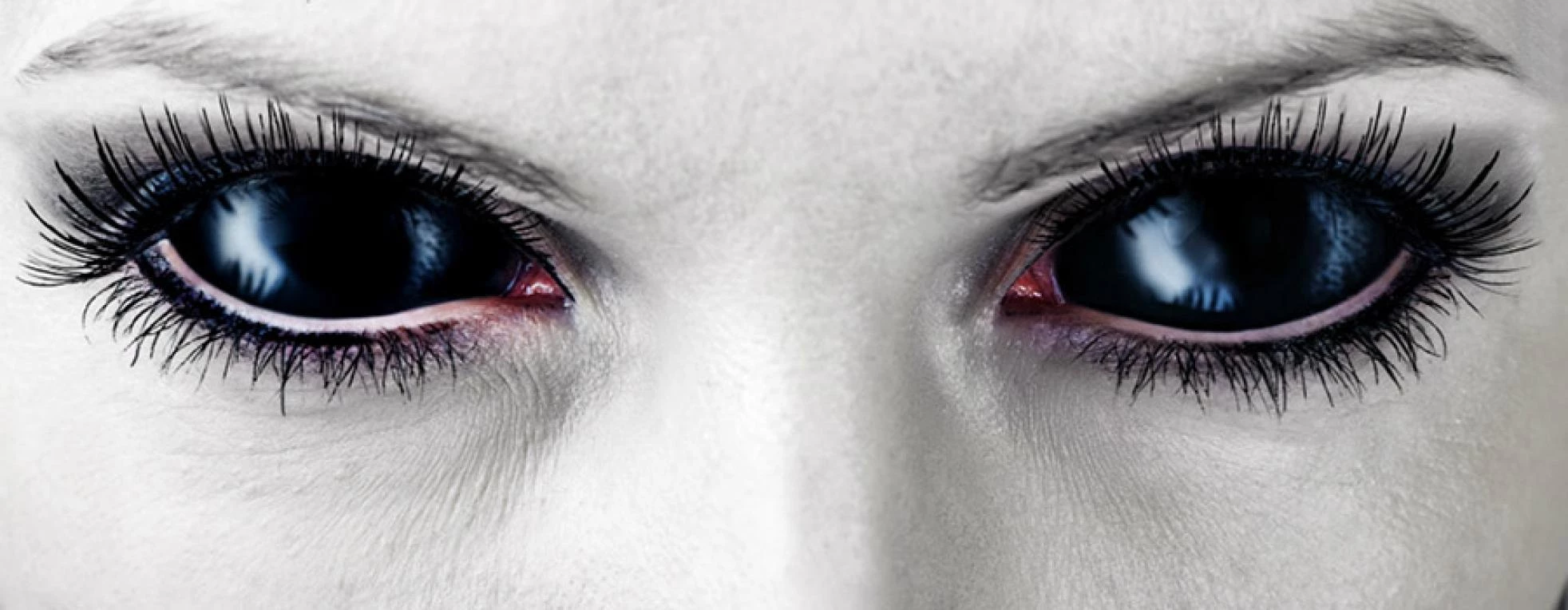 Schwarze Kontaktlinsen mit Stärke