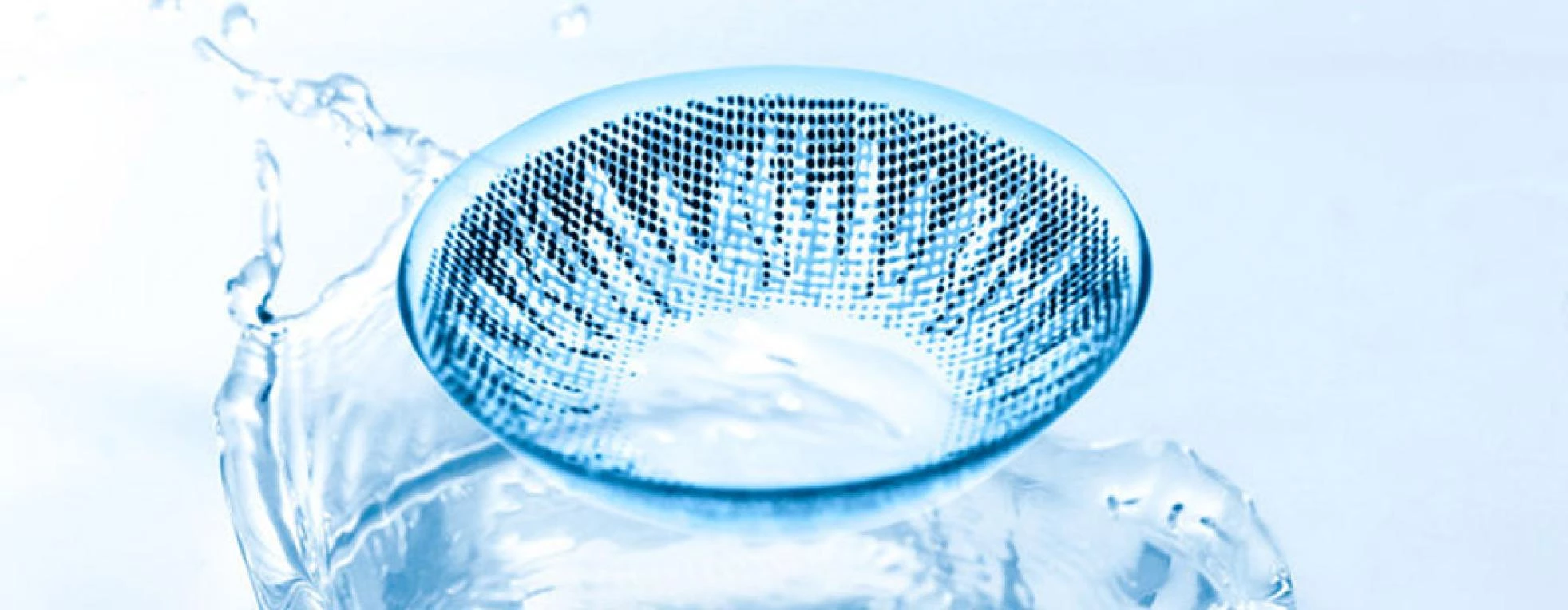 ¿Puedo guardar mis lentes de contacto en el agua?