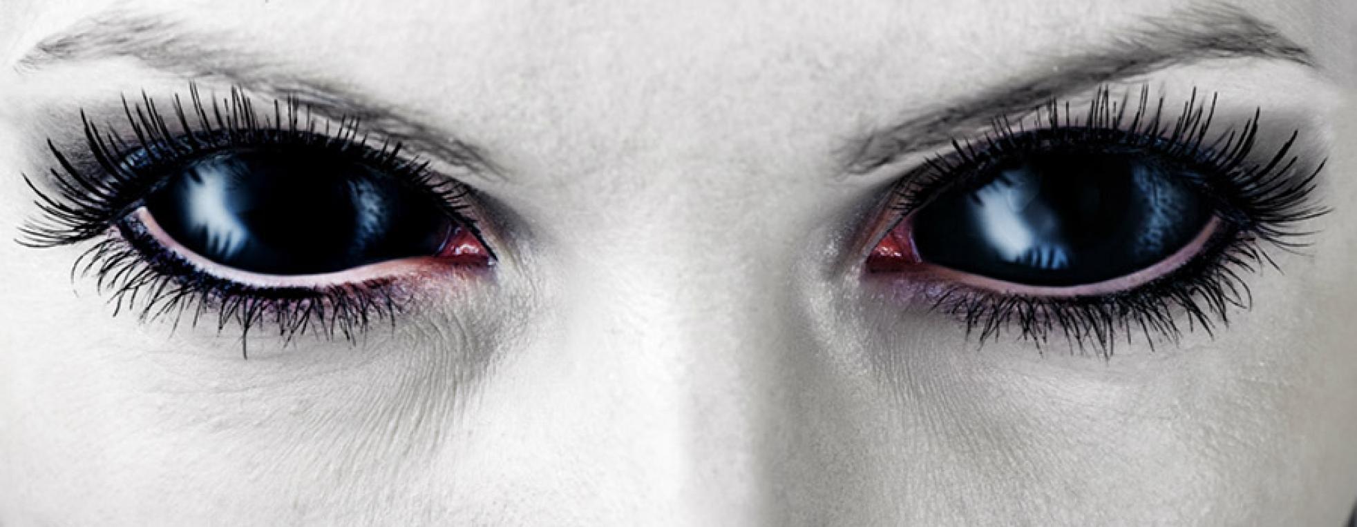 Schwarze Kontaktlinsen mit Stärke