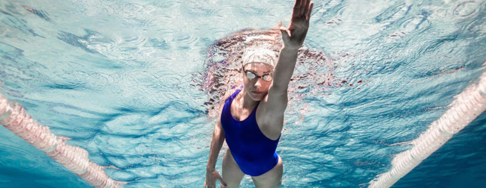 Nadar con lentes de contacto ¿es aconsejable?