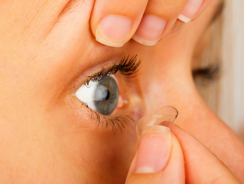 Kontaktlinsen rausnehmen für Anfänger und Profis - 123Optic - AT-DE