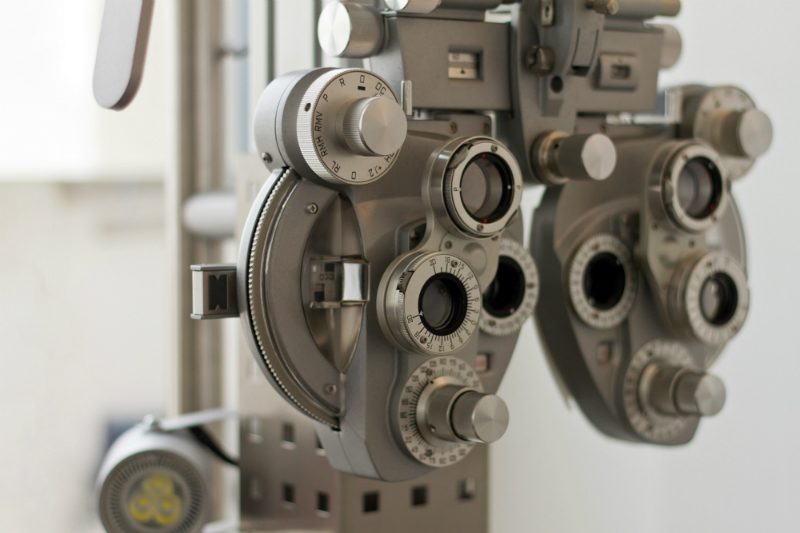 Refraktometer-fuer-die-Untersuchung-der-Sehschaerfe-beim-Augenarzt