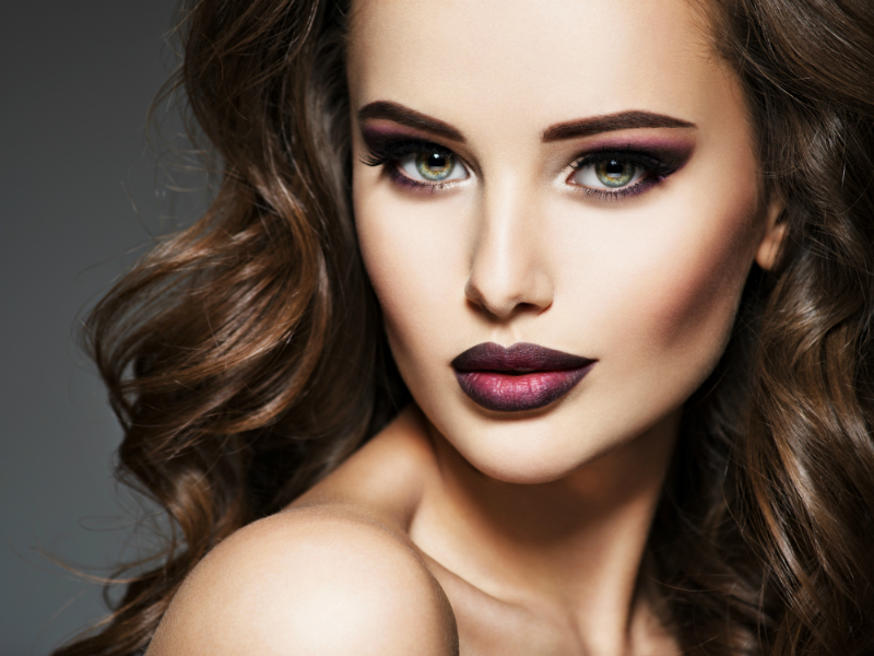 Frau-mit-farbigen-Kontaktlinsen