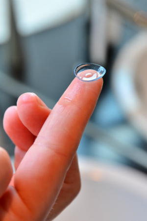 Kontaktlinse-auf-Finger