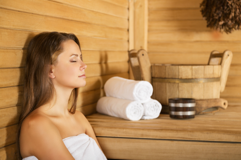 Vertragen-Kontaktlinsen-die-Hitze-in-der-Sauna