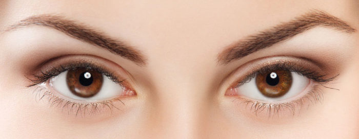 Farbige-Kontaktlinsen-fuer-dunkle-Augen