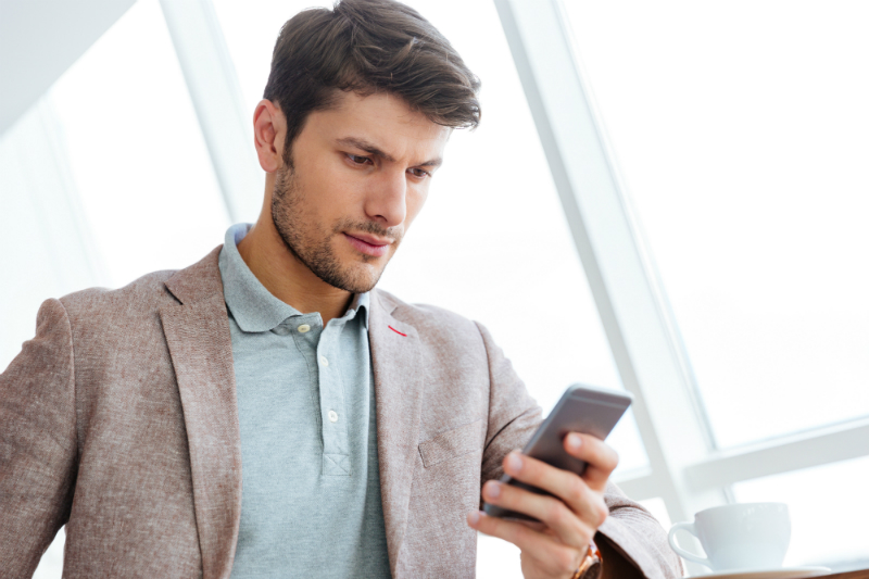 Geschäftsmann mit Smartphone Geschaeftsmann-mit-Smartphone