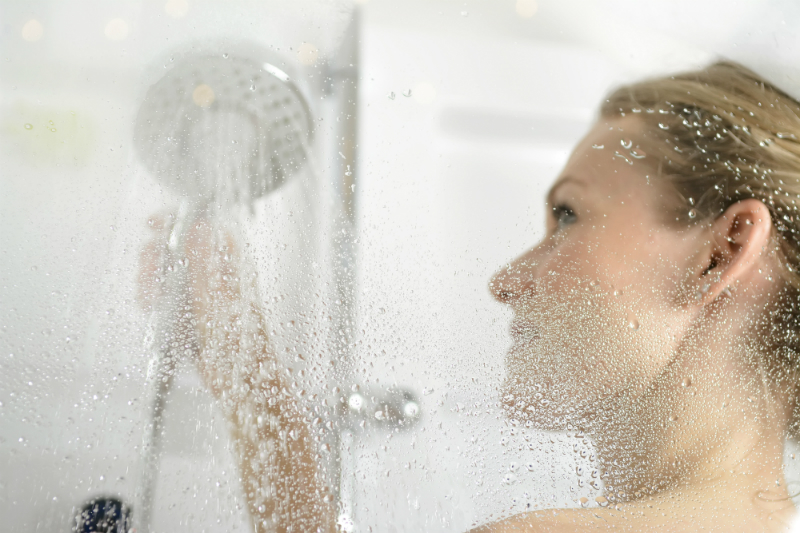 Mit Kontaktlinsen duschen ist bei entsprechender Vorsicht durchaus möglich Mit Kontaktlinsen duschen ist bei entsprechender Vorsicht durchaus moeglich