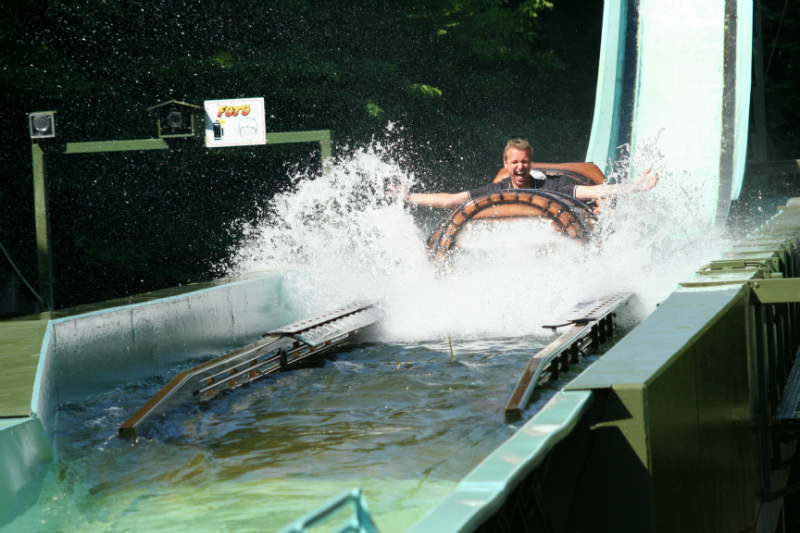 Fahrgast in einer Wasserrutsche Fahrgast Wasserrutsche